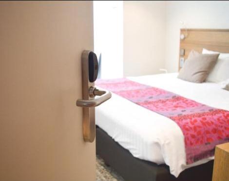 Postel nebo postele na pokoji v ubytování Hotel La Caleche