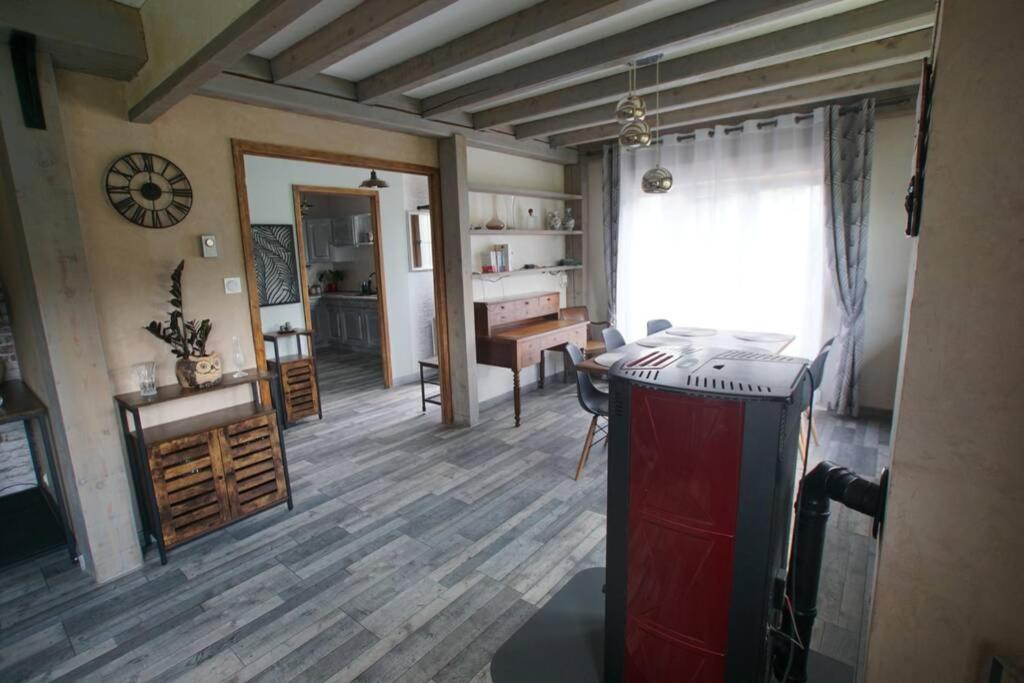 uma sala de estar com uma cozinha e uma sala de jantar em Gîte Les Myrtilles Saint-Nabord, 5 personnes, 4 pièces avec garage em Saint-Nabord