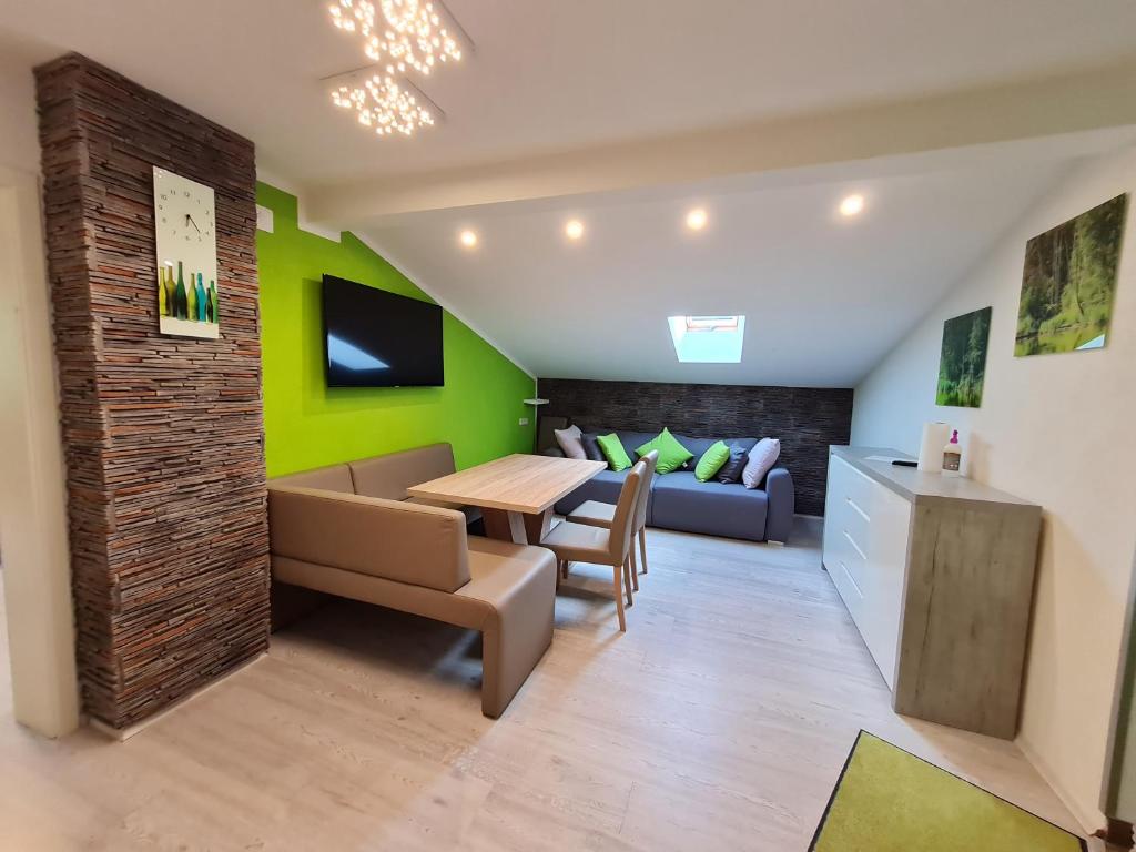 Televízia a/alebo spoločenská miestnosť v ubytovaní Ferienwohnung Sevim