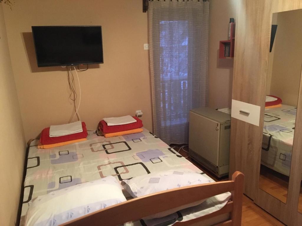 een kamer met een bed en een televisie in een kamer bij Zlatiborska seoska idila in Zlatibor