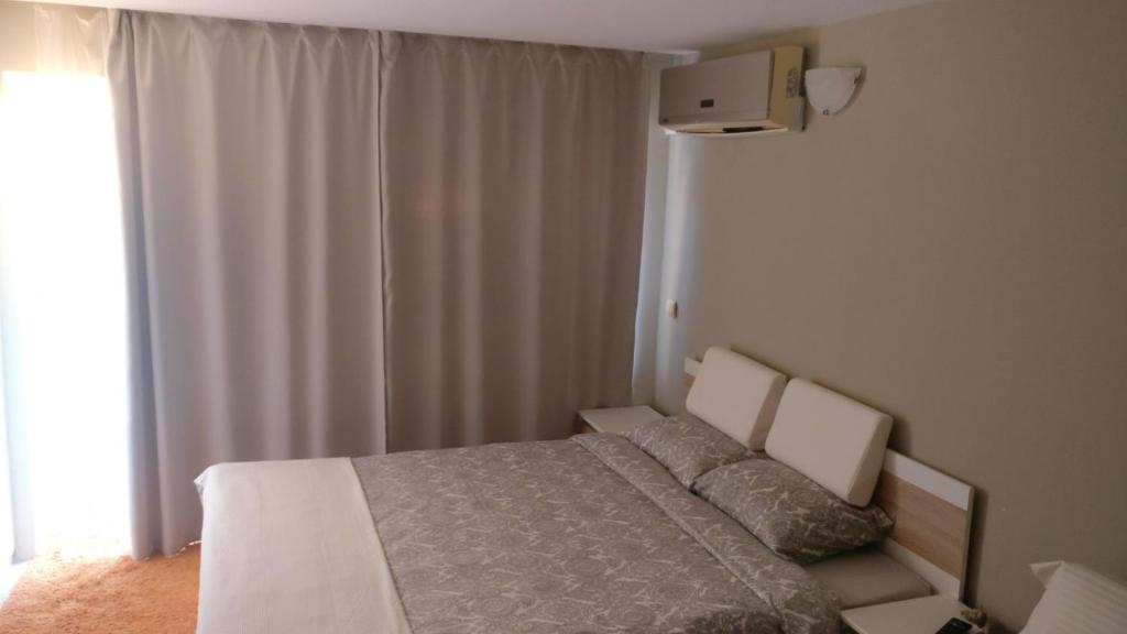 A bed or beds in a room at Treti Mart North