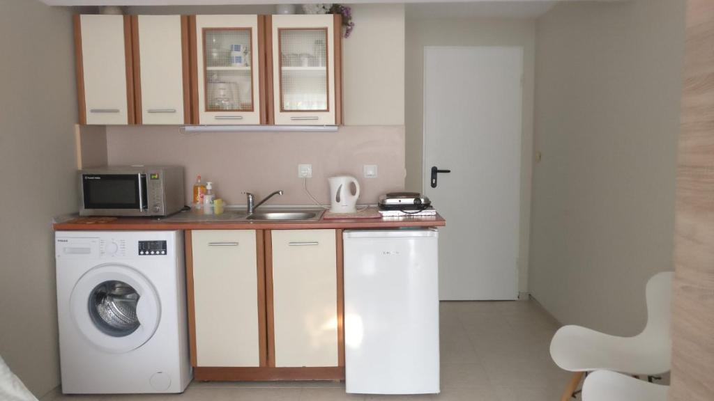 A kitchen or kitchenette at Treti Mart North