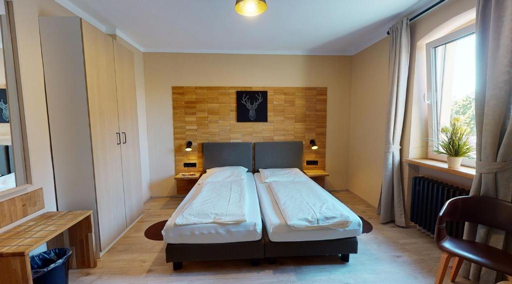 Postel nebo postele na pokoji v ubytování Hotel Rothenburger Hof