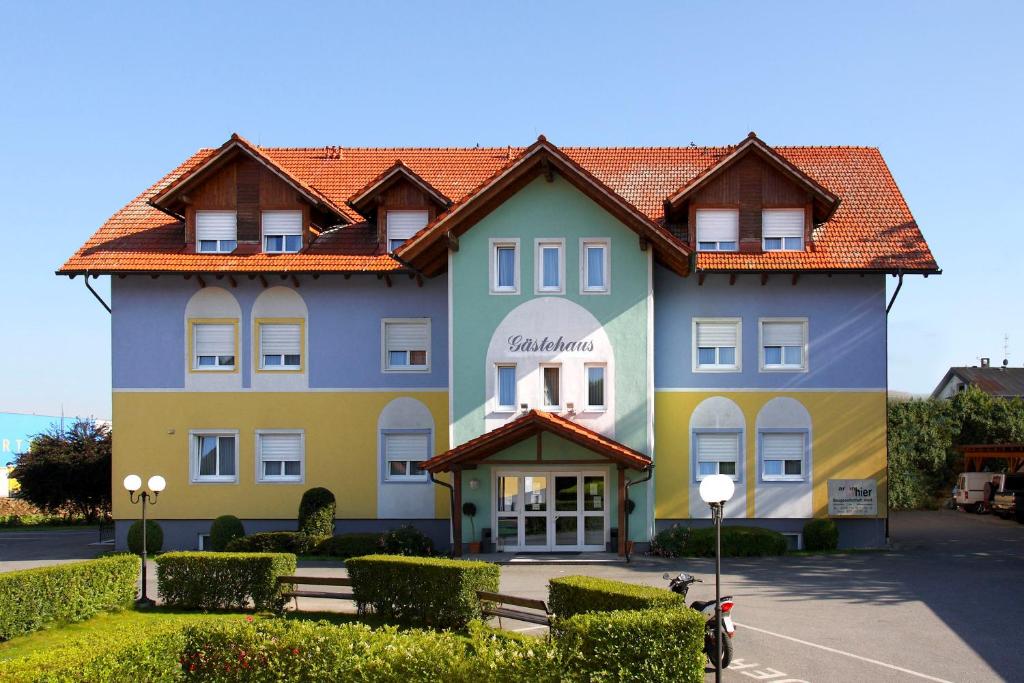un gran edificio con techo rojo en Hotel Der Stockinger, en Premstätten