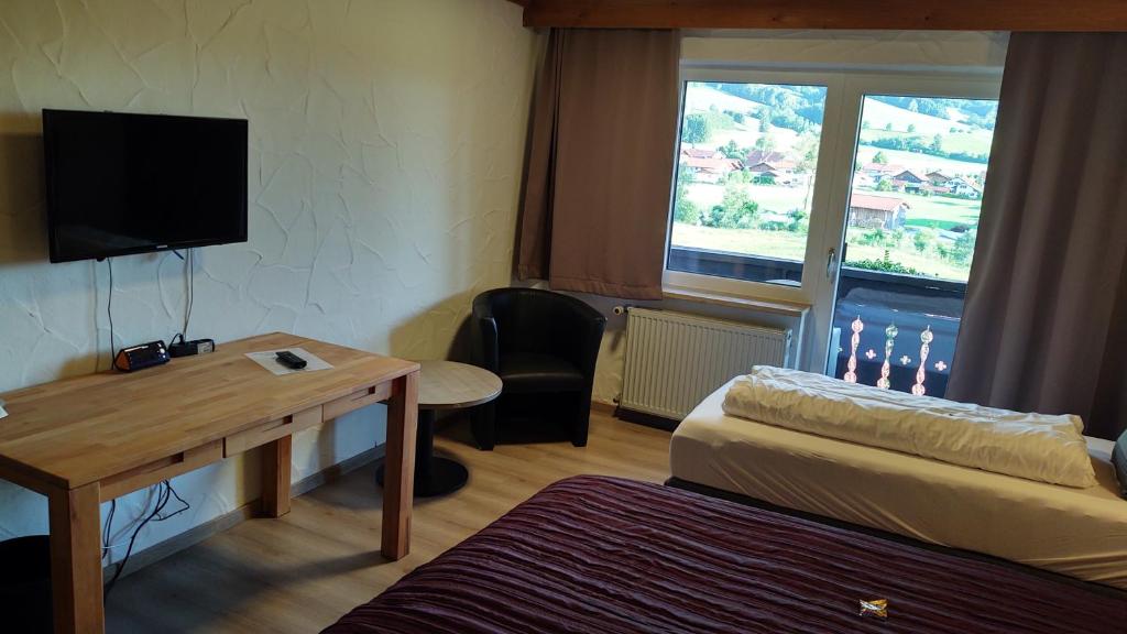 TV a/nebo společenská místnost v ubytování Hotel Sonnenbichl