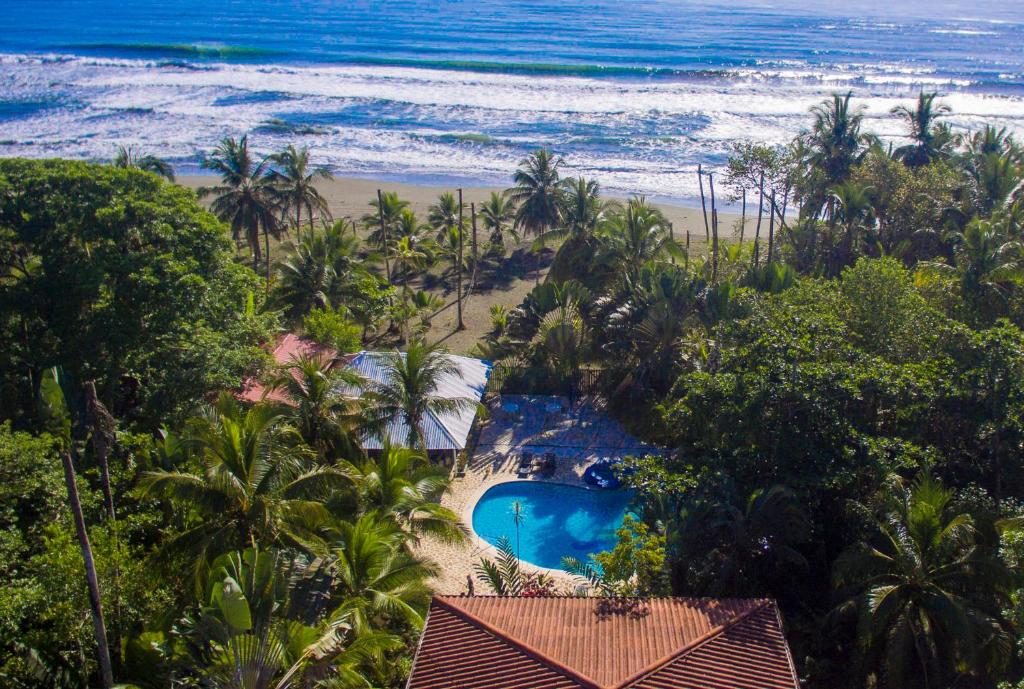 una vista aerea di un resort con piscina e spiaggia di Hotel Playa Westfalia a Puerto Limón
