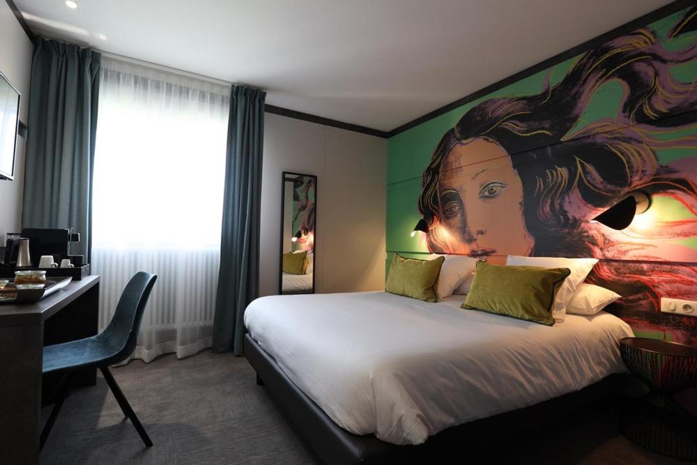 Postel nebo postele na pokoji v ubytování Hôtel la Capelle Millau