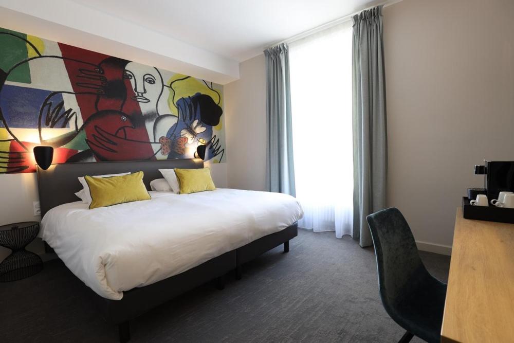 Postel nebo postele na pokoji v ubytování Hôtel la Capelle Millau