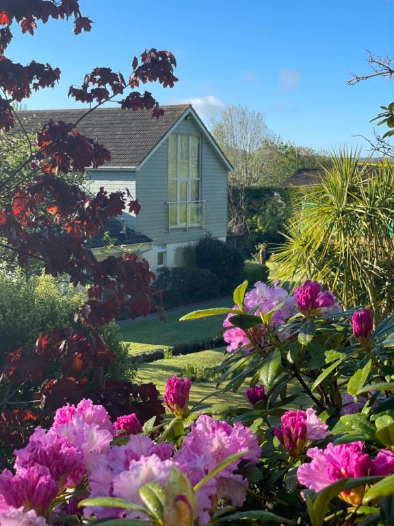 una casa con fiori rosa di fronte di Westwaterhead a Kingsbridge