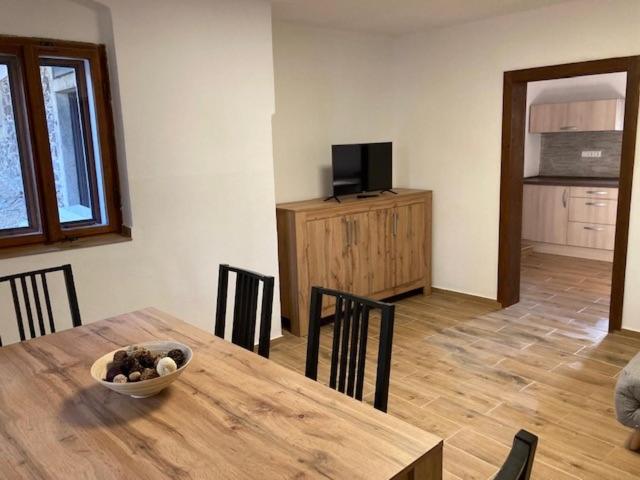 Telewizja i/lub zestaw kina domowego w obiekcie Apartmány Kurojedy