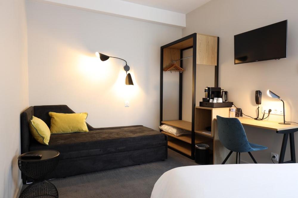 Postel nebo postele na pokoji v ubytování Hôtel la Capelle Millau