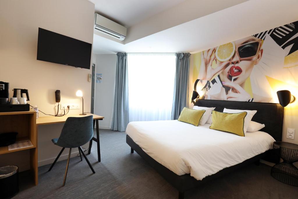 Postel nebo postele na pokoji v ubytování Hôtel la Capelle Millau