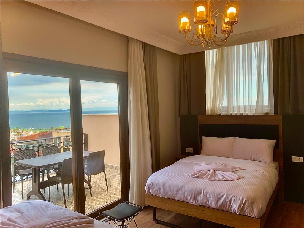 sypialnia z łóżkiem oraz balkon ze stołem w obiekcie Grand Balyan Hotel & Restaurant w Stambule