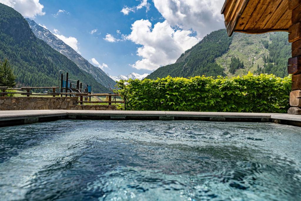 Nespecifikovaný výhled na hory nebo výhled na hory při pohledu z hotelu