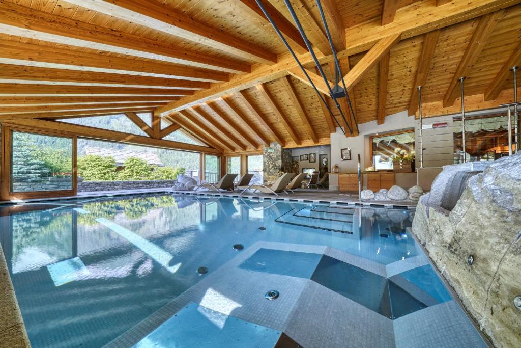 Bazén v ubytování Hotel Sant'Orso - Mountain Lodge & Spa nebo v jeho okolí