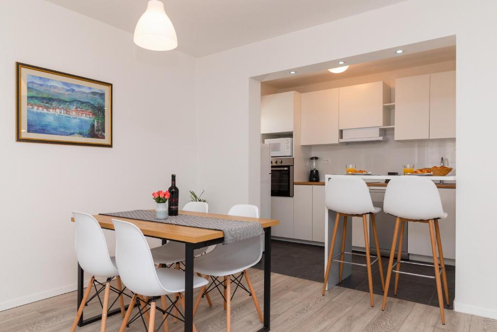 Two Flowers Luxury Apartment