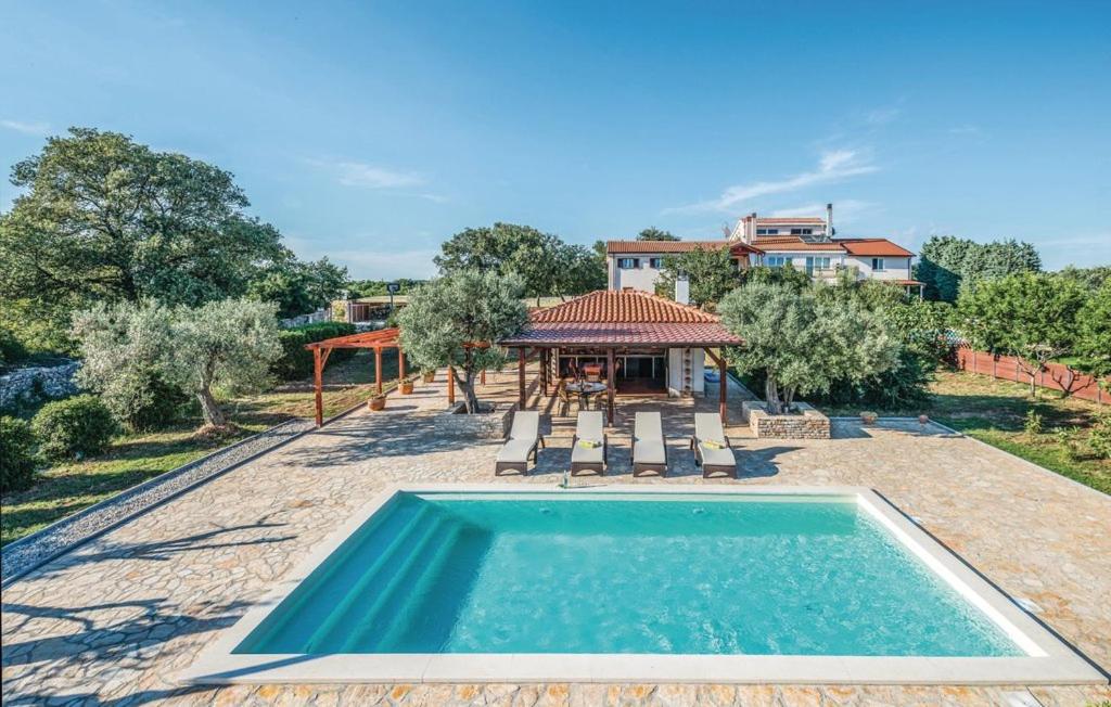 einen Pool im Garten mit Pavillon in der Unterkunft Casa La Vida in Galižana