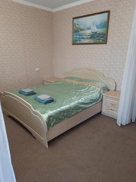 Uma cama ou camas num quarto em Однокімнатна квартира ботанічний сад