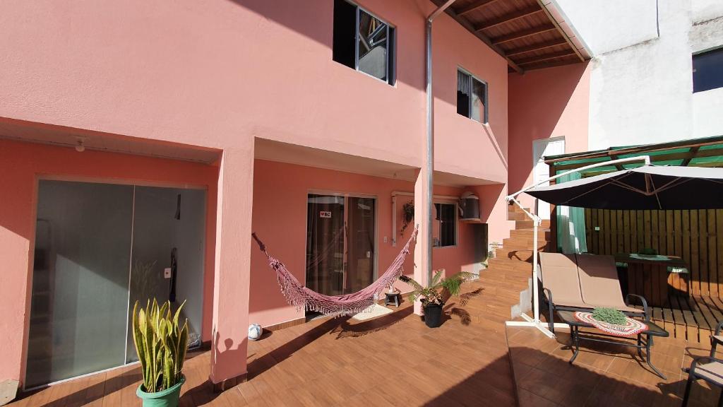 une terrasse avec un hamac et une maison dans l'établissement Residencial Recanto Paraíso BC - Flat, à Balneário Camboriú