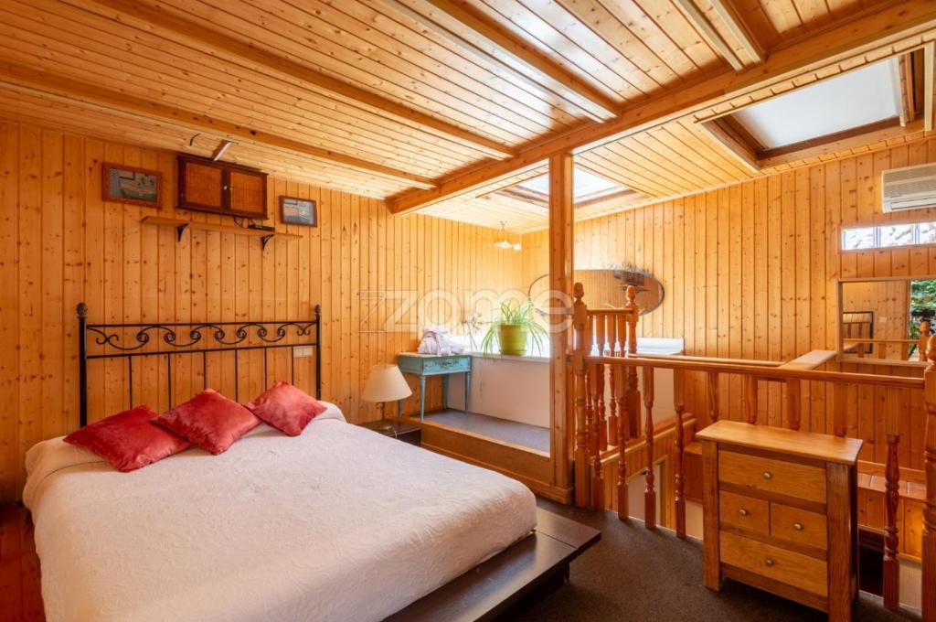 Hotel Rural Mansión في نافالكارنيرو: غرفة نوم بسرير وحمام مع حوض