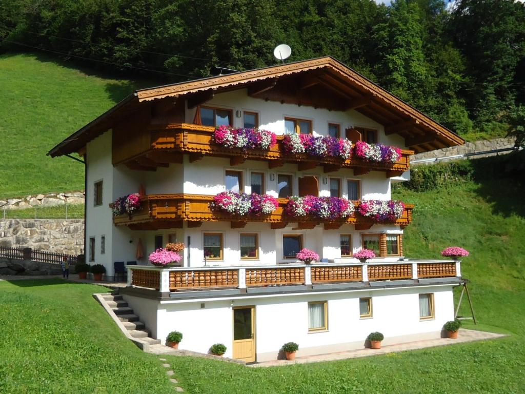 ein Gebäude mit Blumen auf den Balkonen darauf in der Unterkunft Landhaus Kröll in Hippach