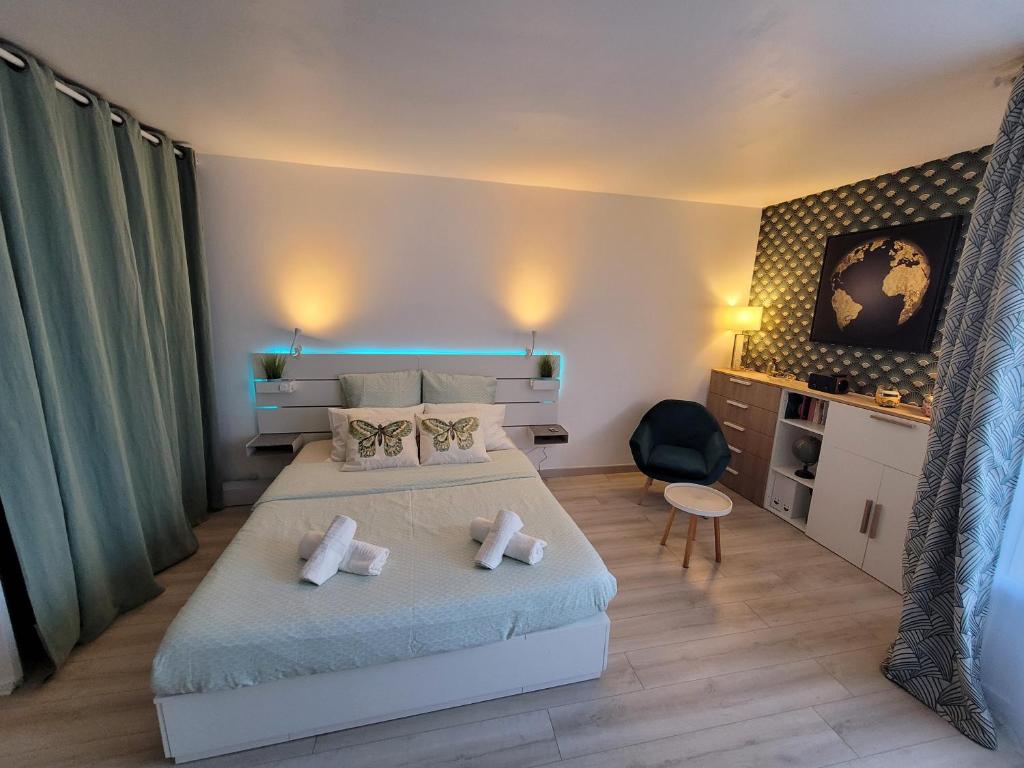 sypialnia z dużym łóżkiem i biurkiem w obiekcie Studio bien équipé, situé en hyper centre w mieście Vendôme