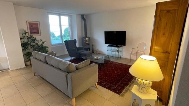 TV a/nebo společenská místnost v ubytování Vöens, St-Blaise, Logement entier - 2 chambres