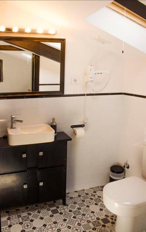 Koupelna v ubytování Apartamentos Puenteviejo