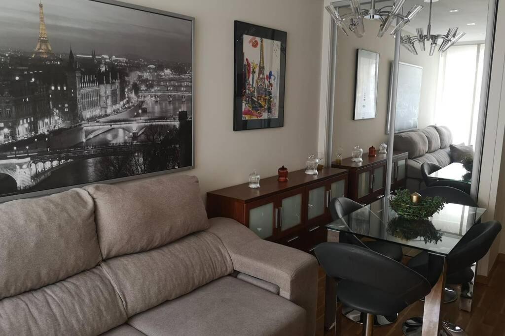 a living room with a couch and a glass table at La casa del centro in A Coruña