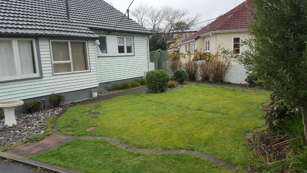 Hidden Gem and Entire Bungalow in Central hutt - Resim 9