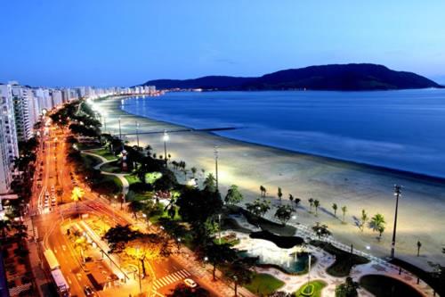 a view of a beach with buildings and the ocean at Casa da Praia in Santos