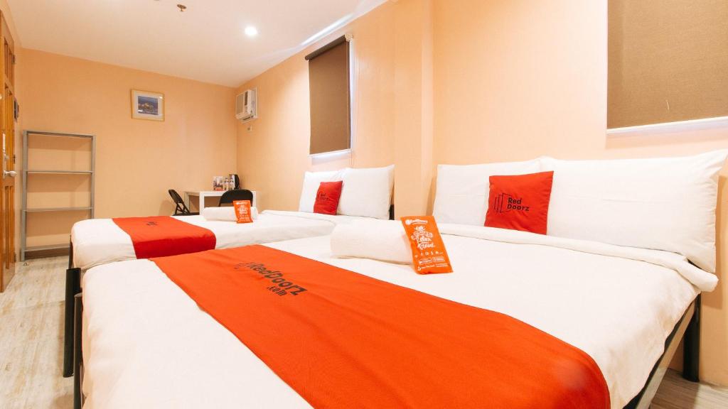 Postel nebo postele na pokoji v ubytování RedDoorz at Hotel Rosemarie