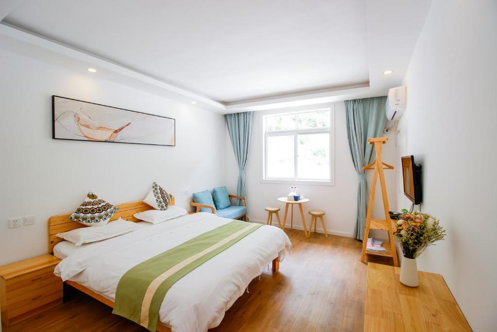 Postel nebo postele na pokoji v ubytování Jiuzhaigou Leisure Inn