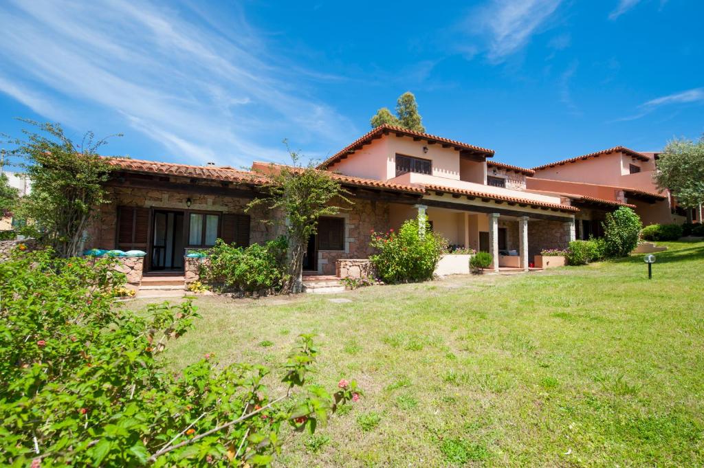 a house with a yard in front of it at Residence Approdo Verde in San Teodoro
