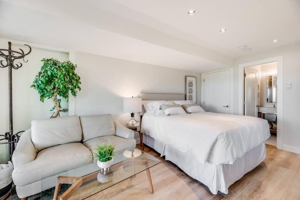 Postel nebo postele na pokoji v ubytování Sea-esta Suite with Ocean Views in Brentwood Bay