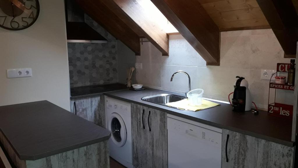 A kitchen or kitchenette at La Borda de Garbi