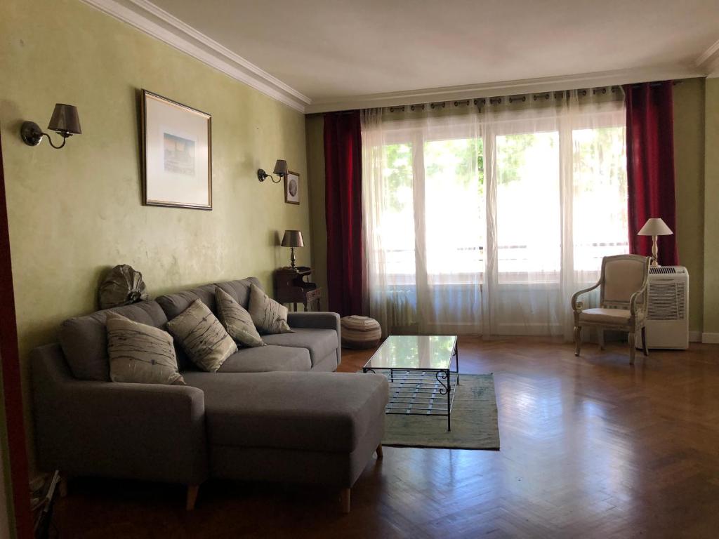 sala de estar con sofá y mesa en Lyon 3 Triangle d'Or en Lyon