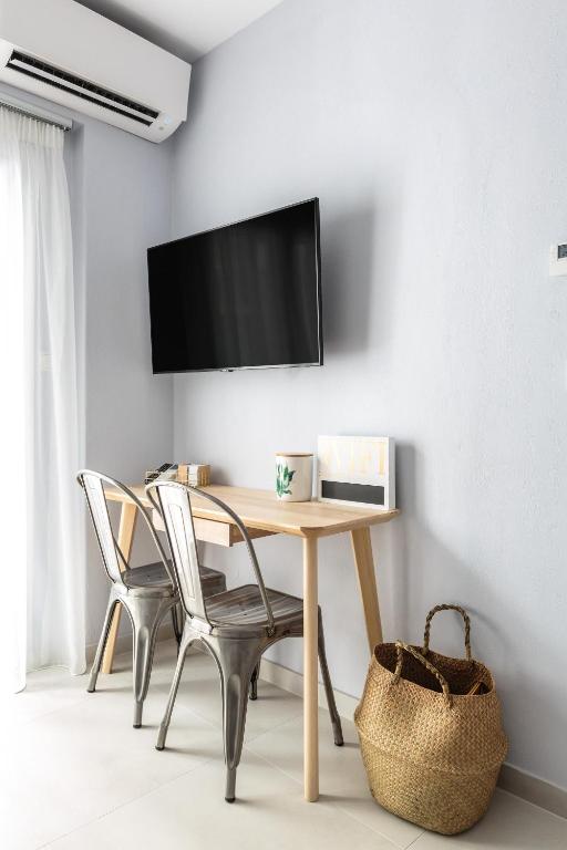 TV a/nebo společenská místnost v ubytování Art Central Suites