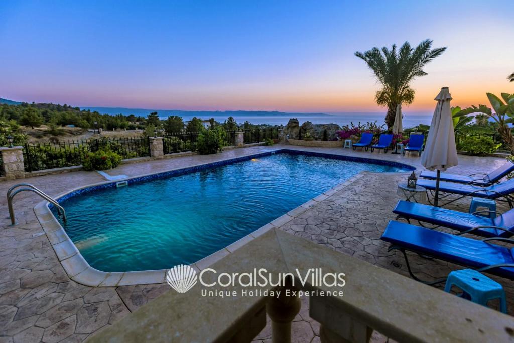 een villa met een zwembad en uitzicht bij PARADISE VILLA by Coral Sun Villas in Kato Yialia