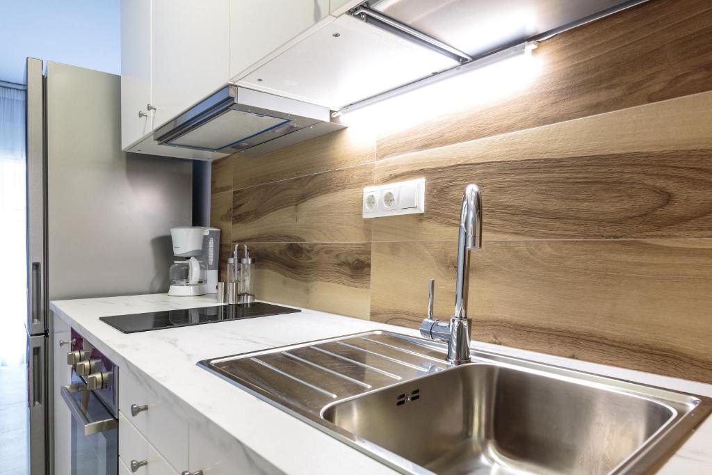 Kuchyň nebo kuchyňský kout v ubytování Art Central Suites