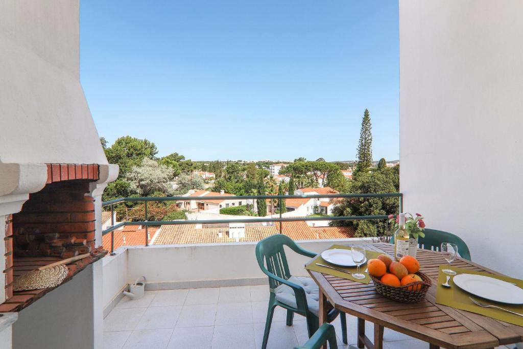 einen Tisch mit einer Schüssel Orangen auf dem Balkon in der Unterkunft Casa do Algarve in Albufeira