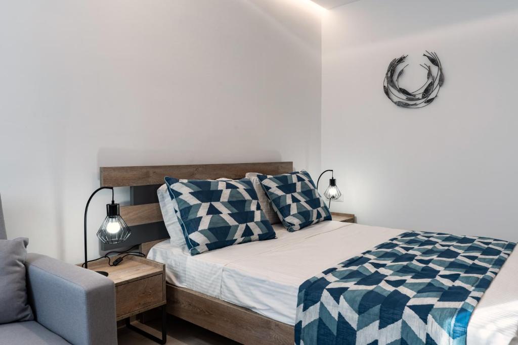 Postel nebo postele na pokoji v ubytování POUNEDES LUXURY SUITES