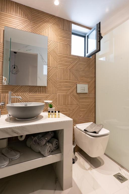 Koupelna v ubytování POUNEDES LUXURY SUITES