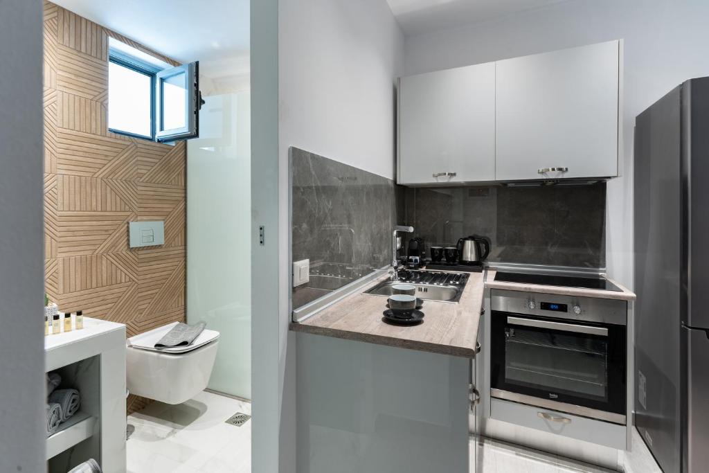 Kuchyň nebo kuchyňský kout v ubytování POUNEDES LUXURY SUITES