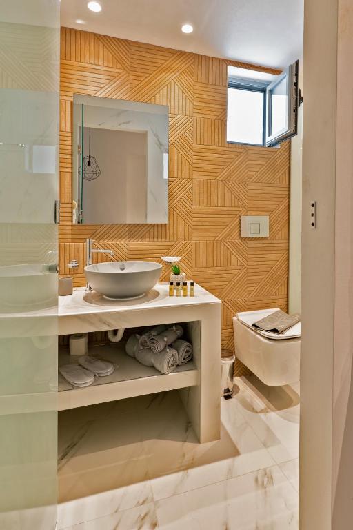 Koupelna v ubytování POUNEDES LUXURY SUITES