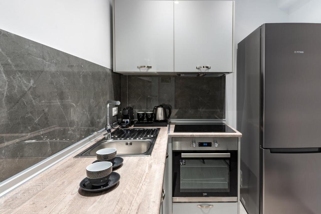 Kuchyň nebo kuchyňský kout v ubytování POUNEDES LUXURY SUITES