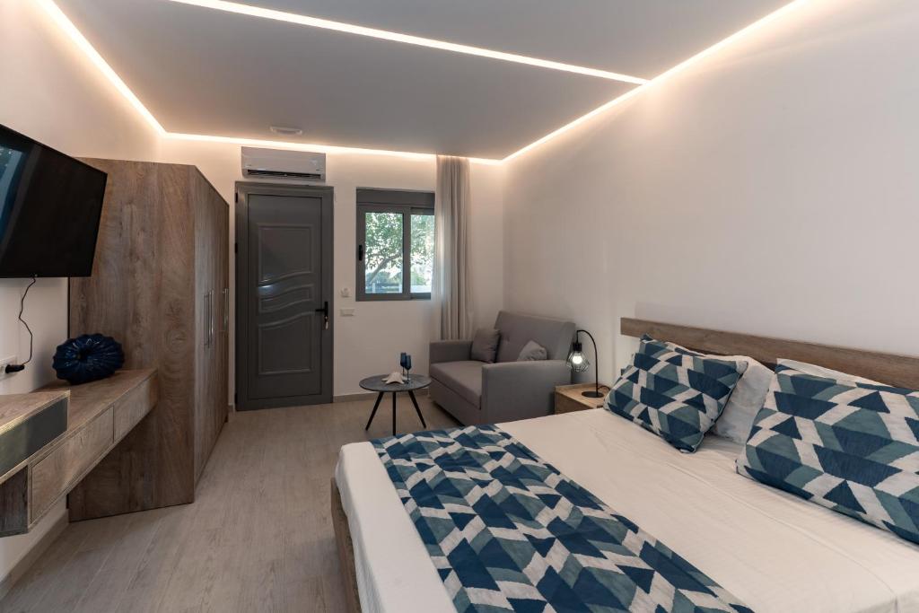 Postel nebo postele na pokoji v ubytování POUNEDES LUXURY SUITES