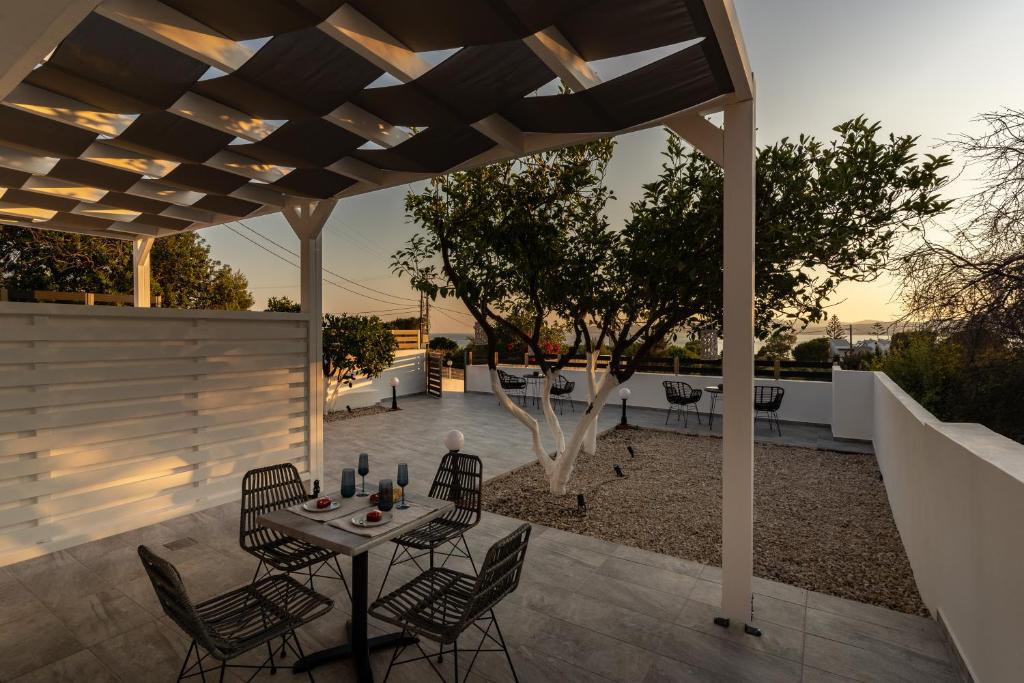 Balkón nebo terasa v ubytování POUNEDES LUXURY SUITES
