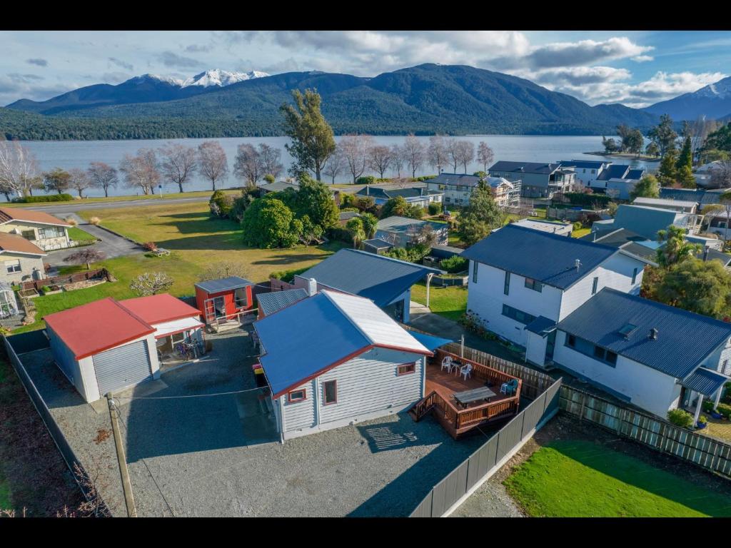 een luchtzicht op een stad met huizen en een meer bij Te Anau Holiday Home - Free WIFi - Free Bikes & Kayaks - Short Walk to Lake & Town - Top Views in Te Anau