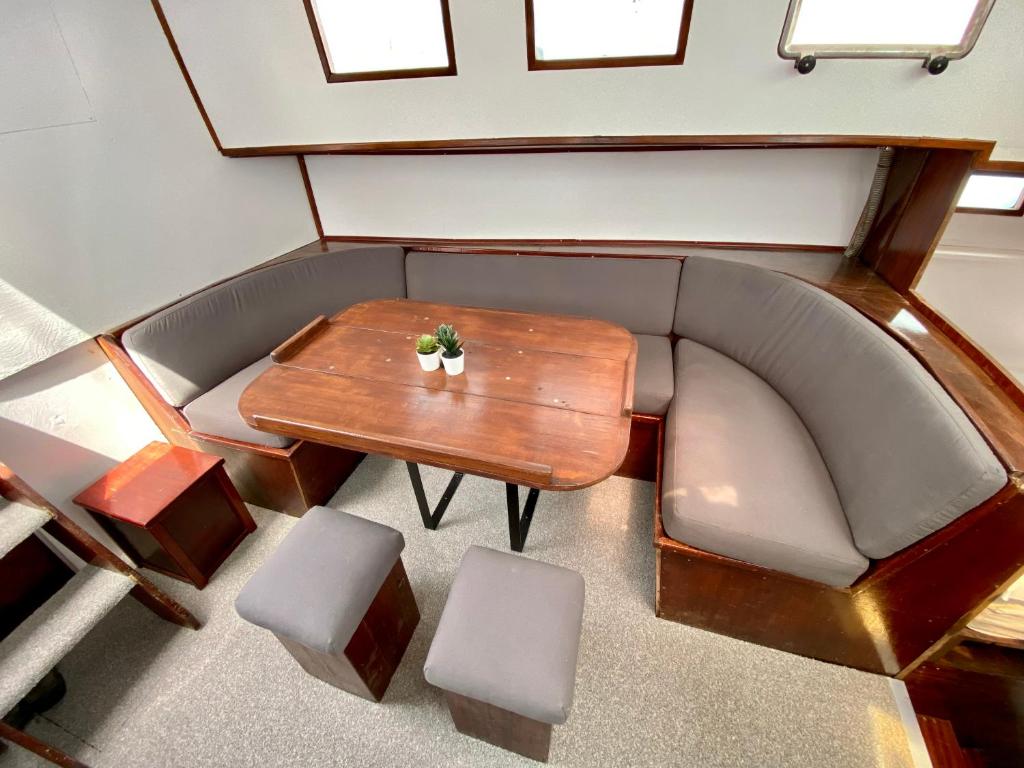 una vista sul soffitto di un tavolo e di una sedia in barca di Fantástico velero en Barcelona a Barcellona